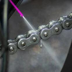 Muc-Off Wet Chain Lube Kettingspray 400ml -Motorfiets Accessoires Verkoop muc off chain lube wet westher 400ml 3